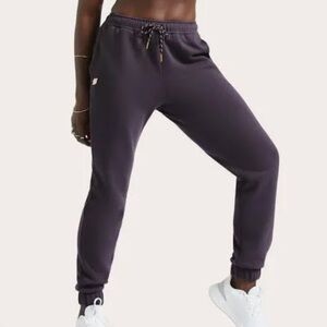Peloton chic heavyweight joggers in purple with gold detailing, medium